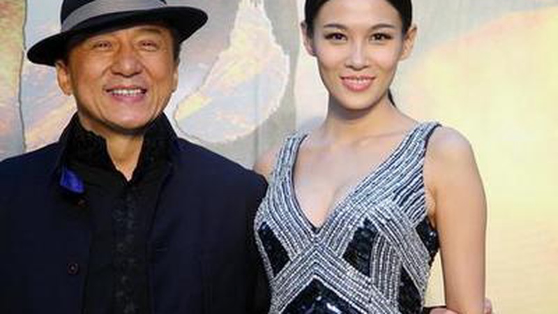 成龙《国乐无双》录制现场为路人发水，低调举动获赞暖心